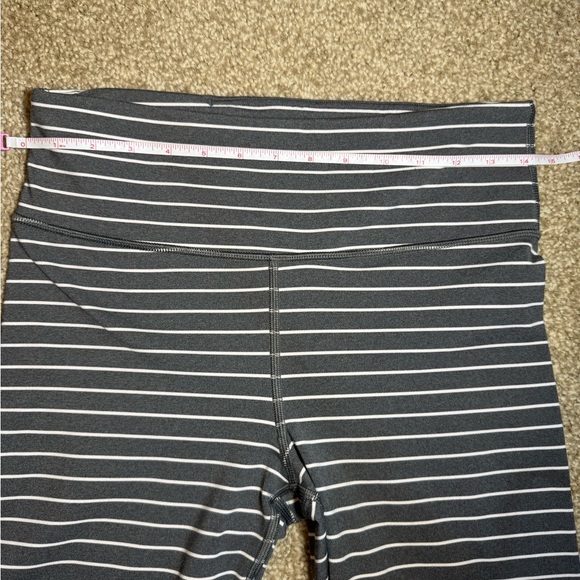 GAPFIT Blackout Technology Sz M High Rise 7/8 Athletic Gray & White Leggings - Picture 7 of 11